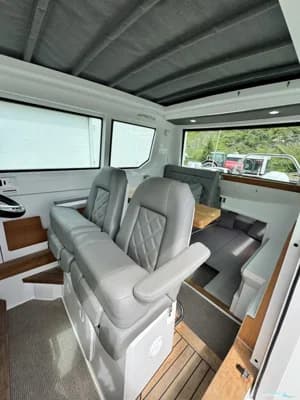 Axopar 28 Cabin 2