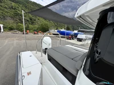 Axopar 28 Cabin 3