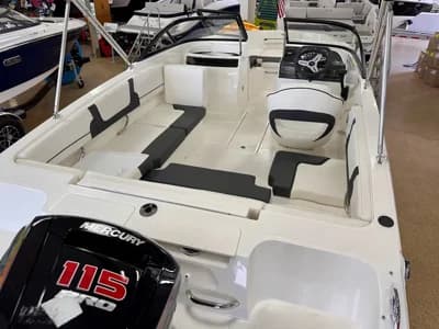 2025 Bayliner VR4 Bowrider OB 3