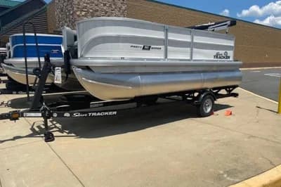 2026 Sun Tracker Party Barge 16 DLX 2