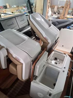 Axopar 28 Cabin 3