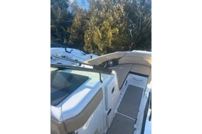 2023 Sea Ray SPX 230 Outboard 3