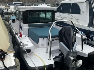 Axopar 28 Cabin 2