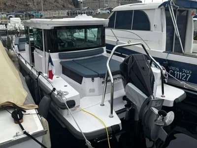 Axopar 28 Cabin 3