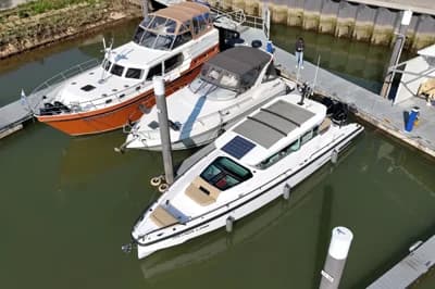 Axopar 37 XC Cross Cabin 2