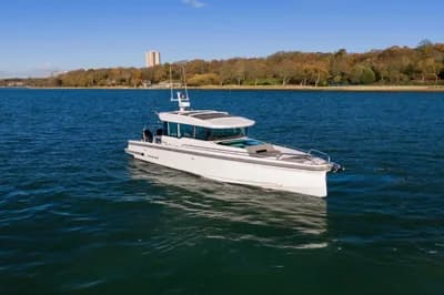 Axopar 37 XC Cross Cabin 2