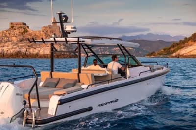 2023 Axopar 37 Sun-Top 2