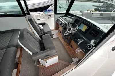Axopar 28 Cabin 3