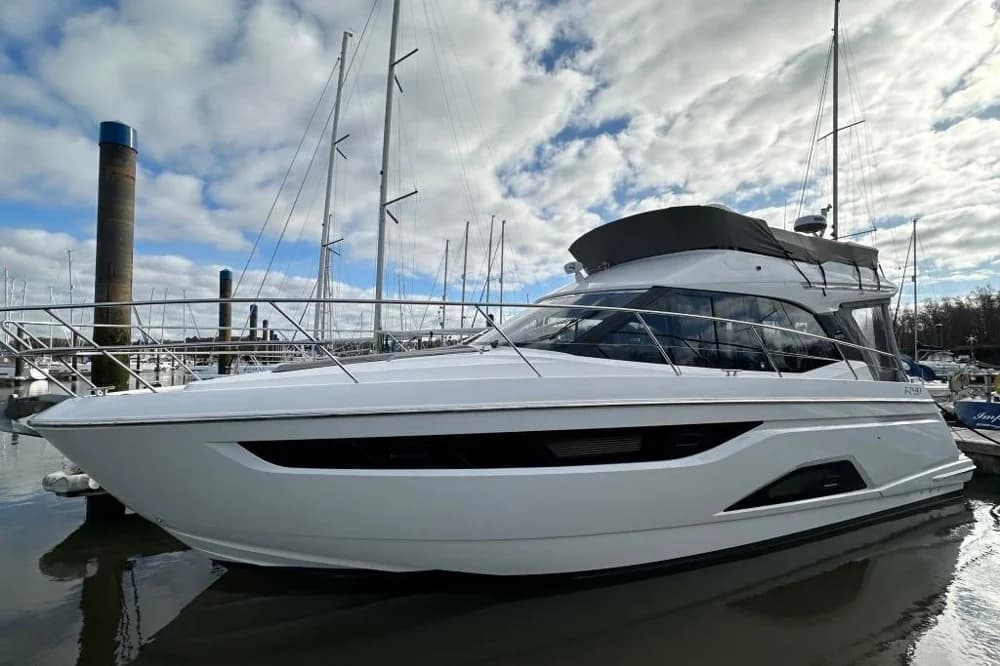 Bavaria R40 Fly