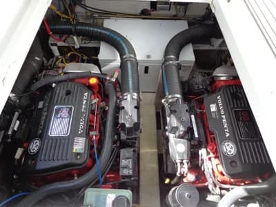 Cruisers Yachts 330 Express 3