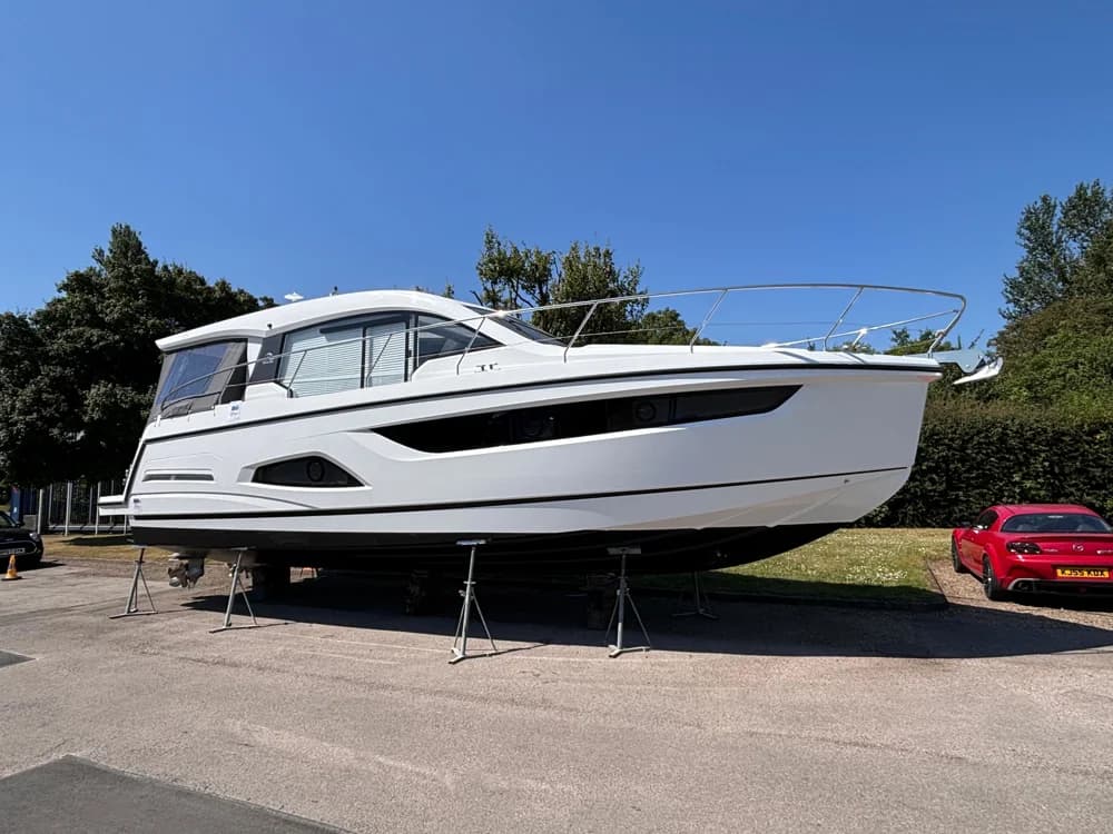 2025 Sealine C390