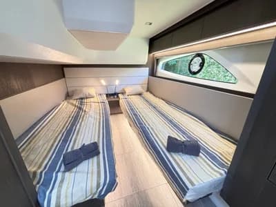 2025 Sealine C390 3