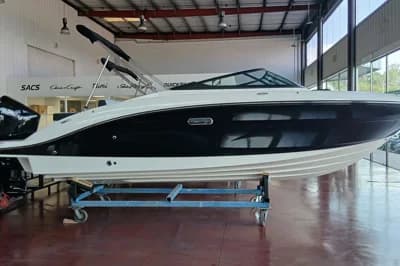 2026 Sea Ray SPX 210 Outboard 2