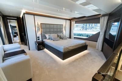 2026 Sunseeker 95 Yacht 3