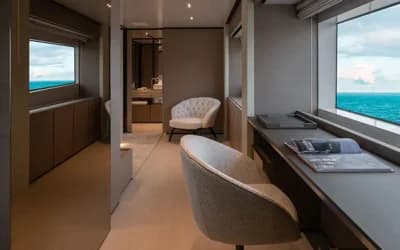 2021 Custom Line Navetta 33 4