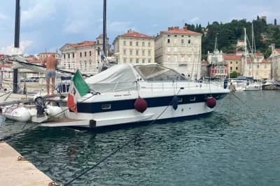 1987 Mochi Craft 42 Tuxedo 2