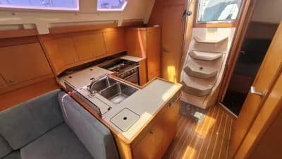 2007 Elan 410 Boat for Sale in Portland Marina 5