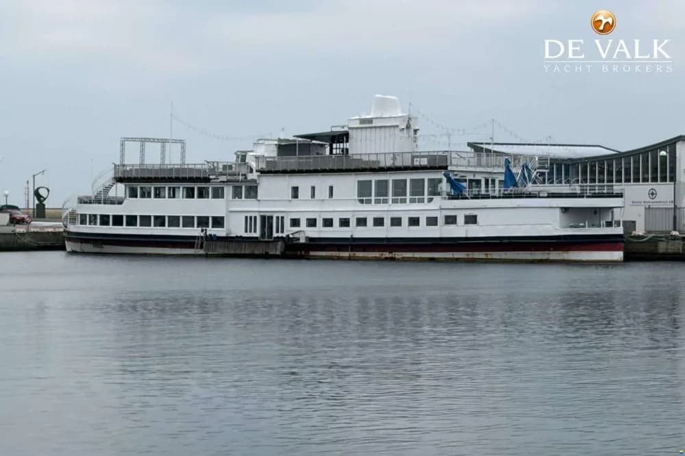 Floating restaurant