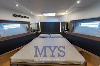 Cayman Yachts S520 5