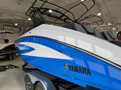2025 Yamaha Boats 255XD 2