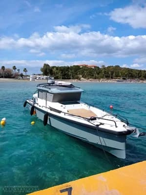 Axopar 37 Cabin 2