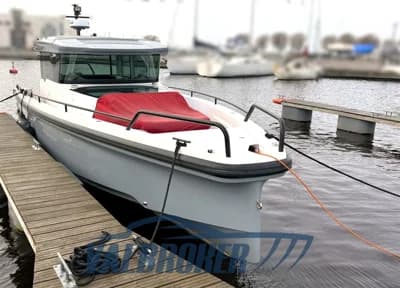 Axopar 37 XC Cross Cabin 2