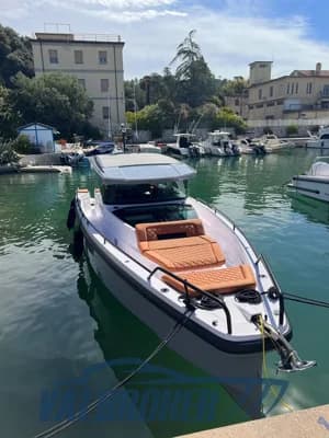 Axopar 37 XC Cross Cabin 3