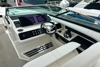 2019 Sea Ray SLX 310 3