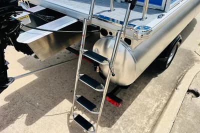 2026 Sun Tracker Party Barge 16 DLX 3