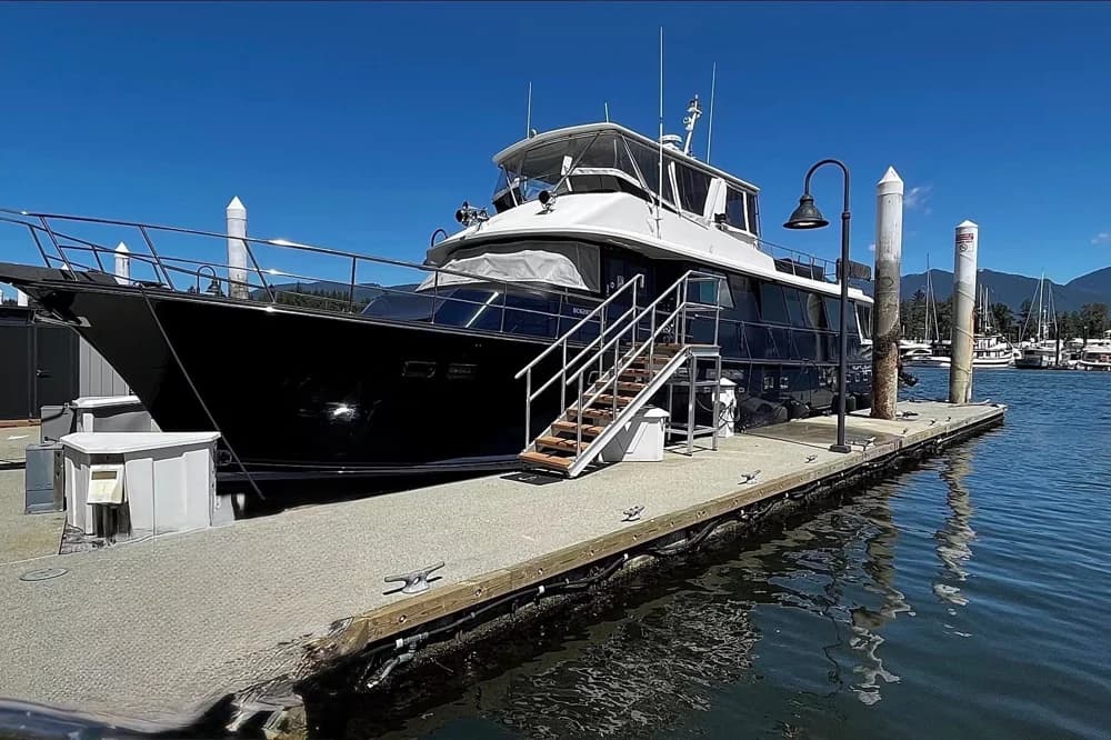 1985 Hatteras 82 Convertible | 88 ft