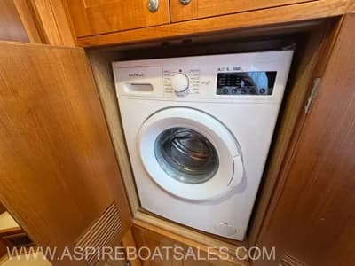 2010 Trader 42 Signature Boat for Sale in Southampton 4