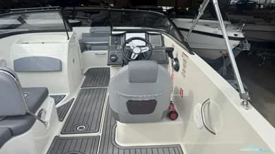 Bayliner VR5 Bowrider 3