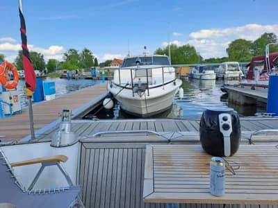Sea Ray 300 Express Cruiser 4