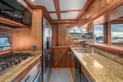 2005 President 680 Skylounge | 70 ft 3