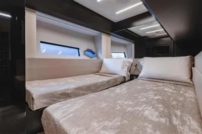 2020 Pershing 8X | 83.8 ft 3