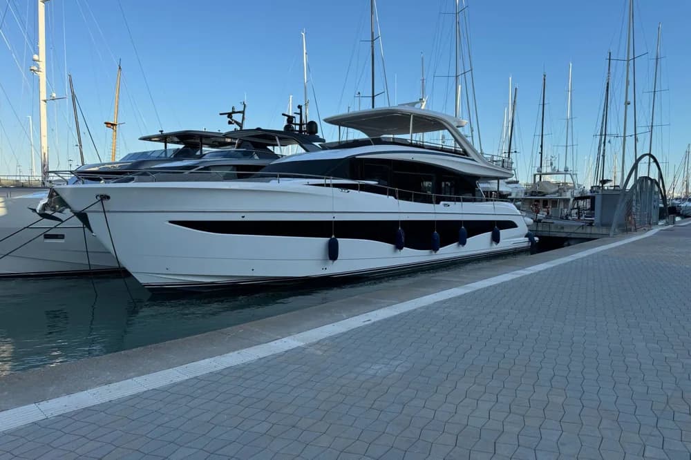 2024 Princess Y80 | 83.7 ft