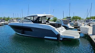 2017 Cruisers Yachts 390 Express Coupe | 39 ft 2