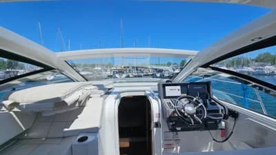 2017 Cruisers Yachts 390 Express Coupe | 39 ft 3