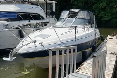 2005 Larson Cabrio 330 | 33 ft 2