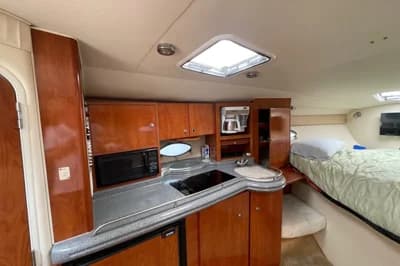 2005 Larson Cabrio 330 | 33 ft 3