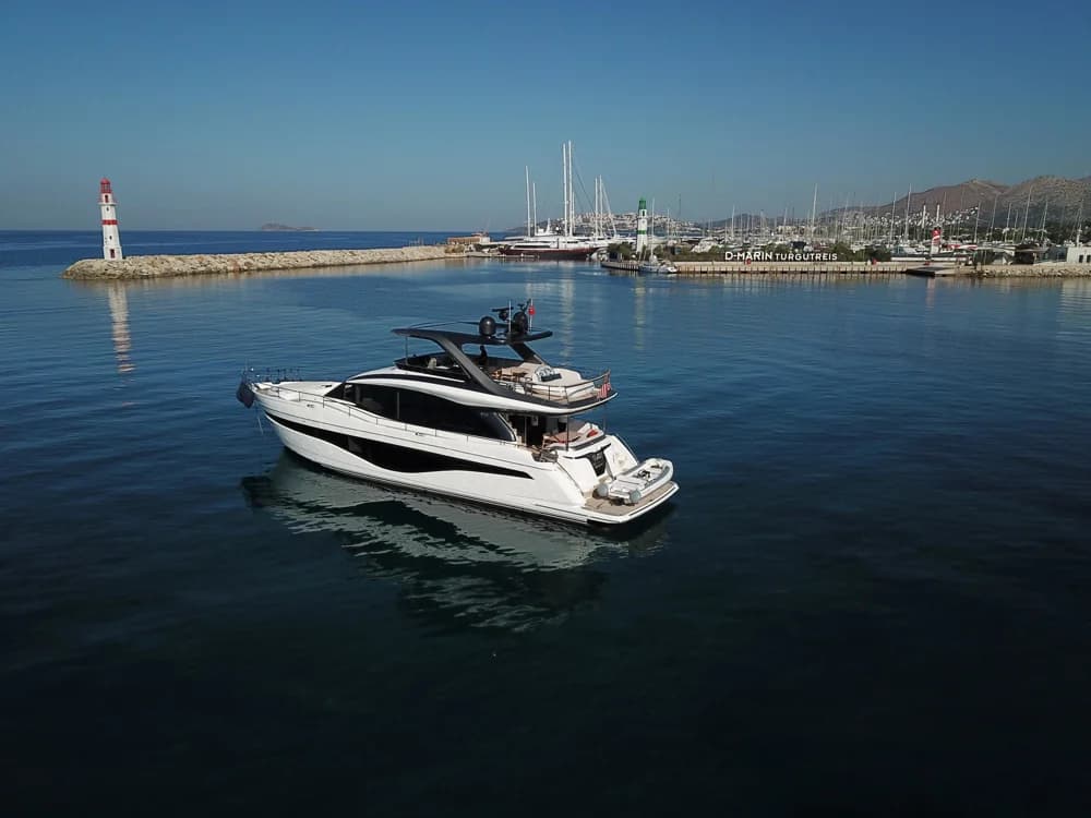 2022 Princess Y72 | 74.8 ft