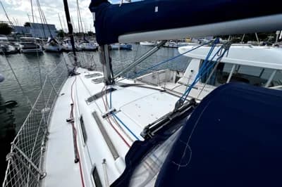 2004 Beneteau Oceanis Clipper 323 | 32.8 ft 2