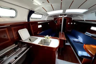2004 Beneteau Oceanis Clipper 323 | 32.8 ft 3