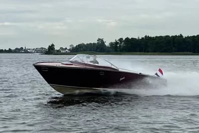 Boesch 850 Runabout Deluxe 2