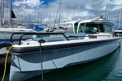 Axopar 37 XC Cross Cabin 2