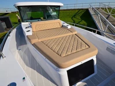 Axopar 37 Cabin 3