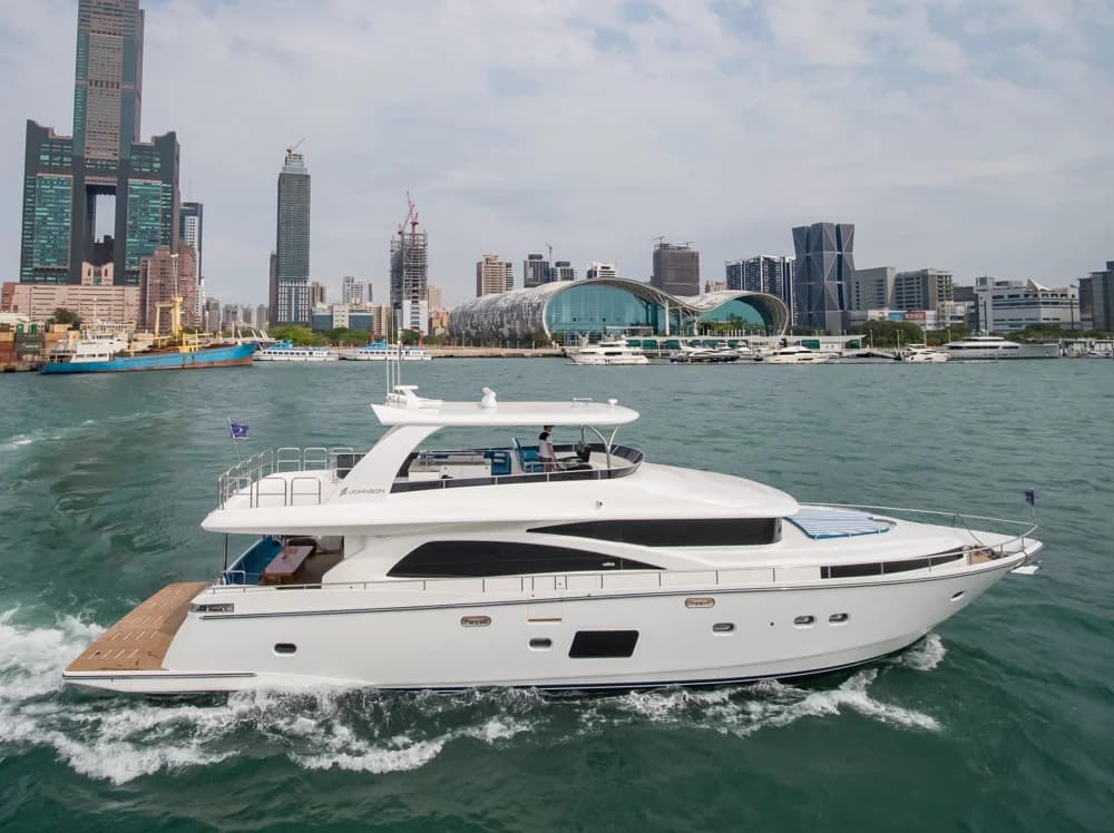 Johnson Motor Yacht w/Hydraulic Platform
