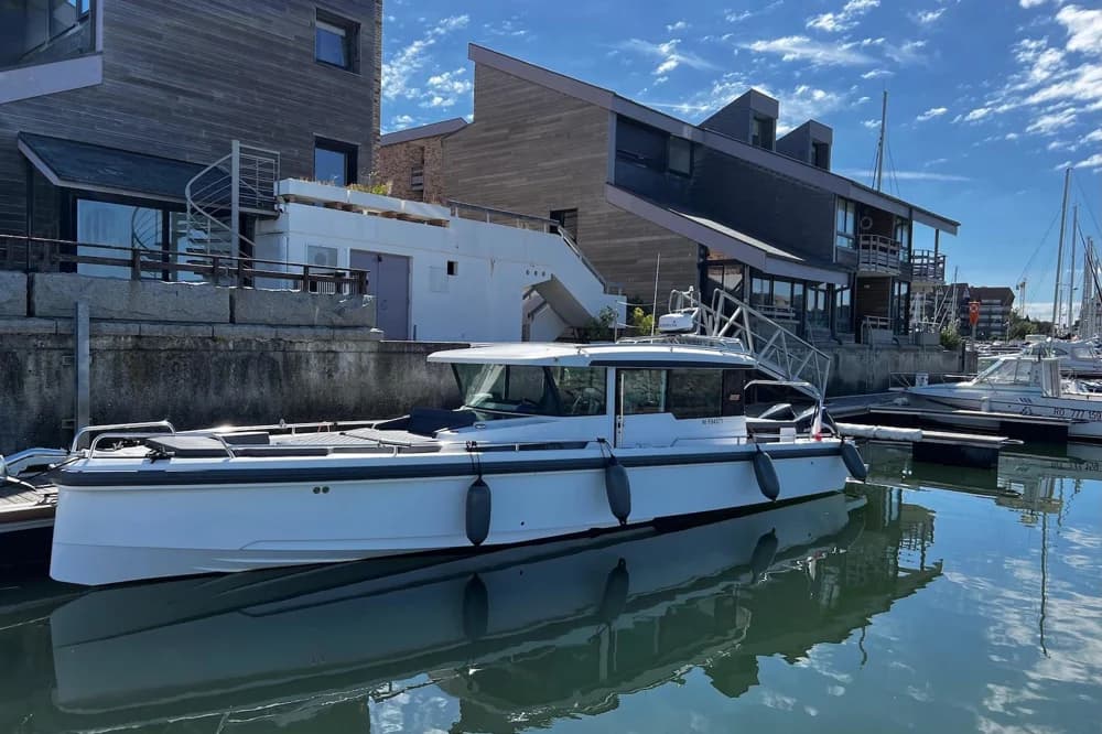 Axopar 37 XC Cross Cabin