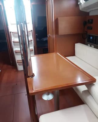 Beneteau Oceanis 38.1 3