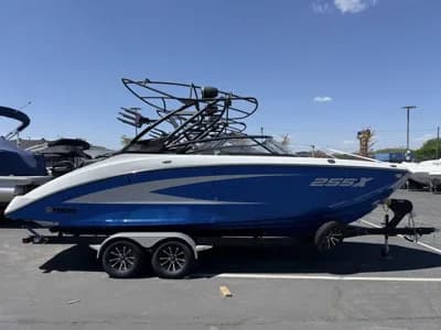 2025 Yamaha Boats 255XD 2